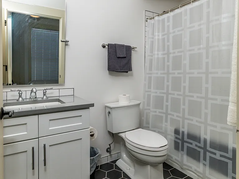 1110 Franck St — Photo 14