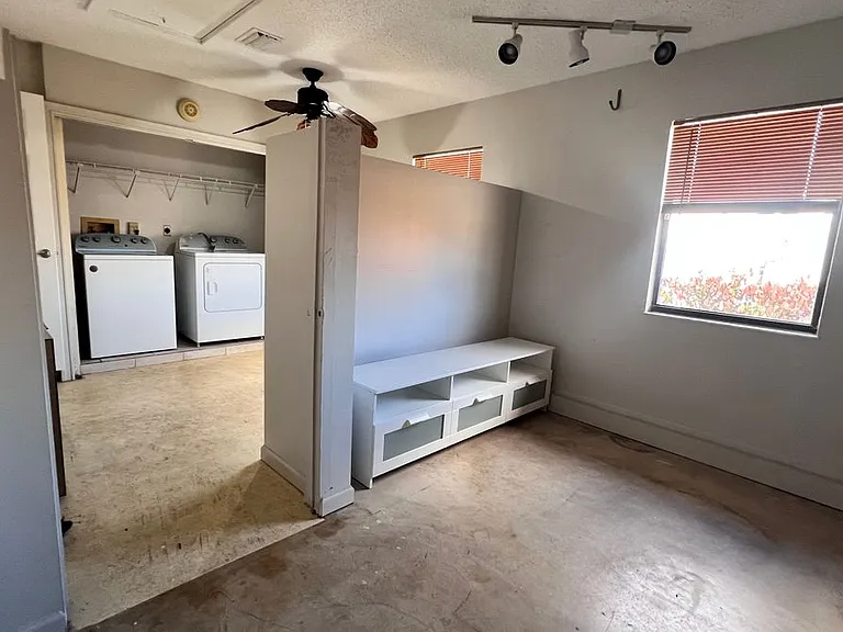 581 SW Banks Ter — Photo 16