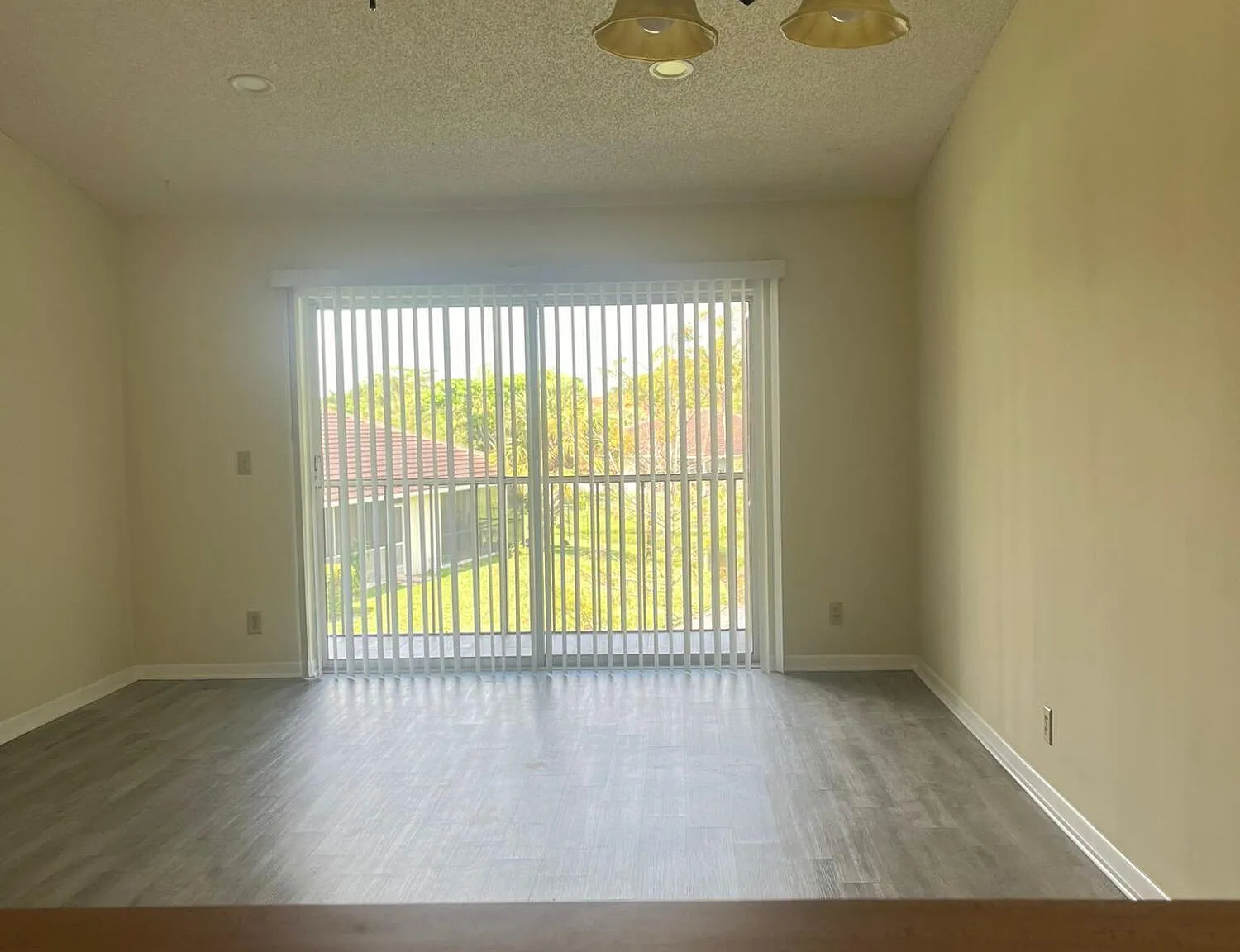 3 bed, 2.0 bath, 972 sqft, $2,400 — Photo 4