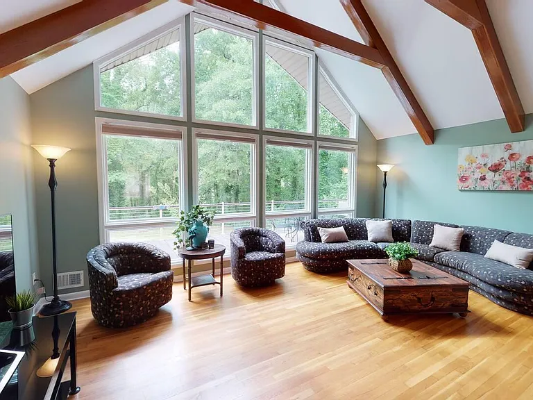 300 Holly Dr — Photo 4