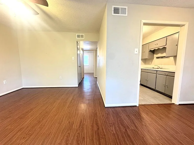 1009 Washington St — Photo 2