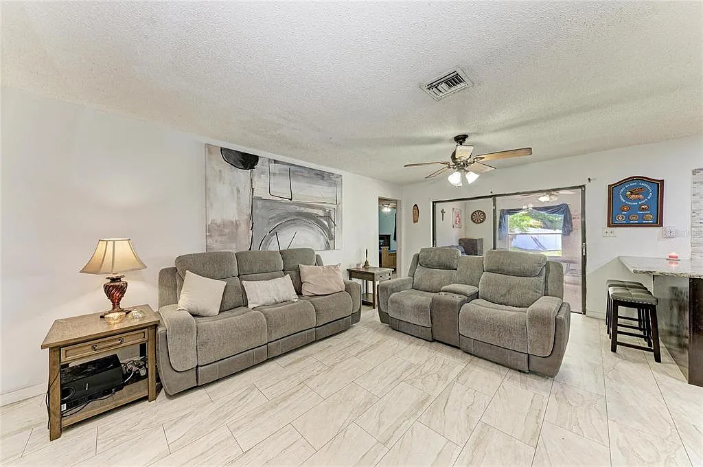 3 bed, 2.0 bath, 1623 sqft, $2,500 — Photo 4