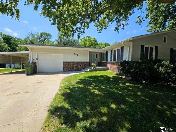 646 N 8th St, Geneva, NE 68361
