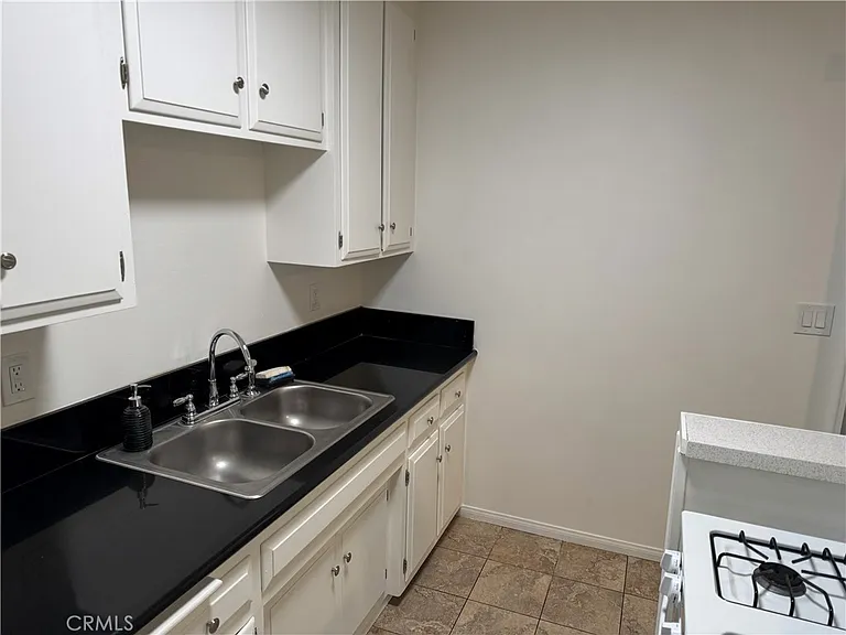 1164 Irving Ave #A — Photo 6