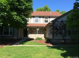 1075 Falcon Dr, Troy, MI 48098