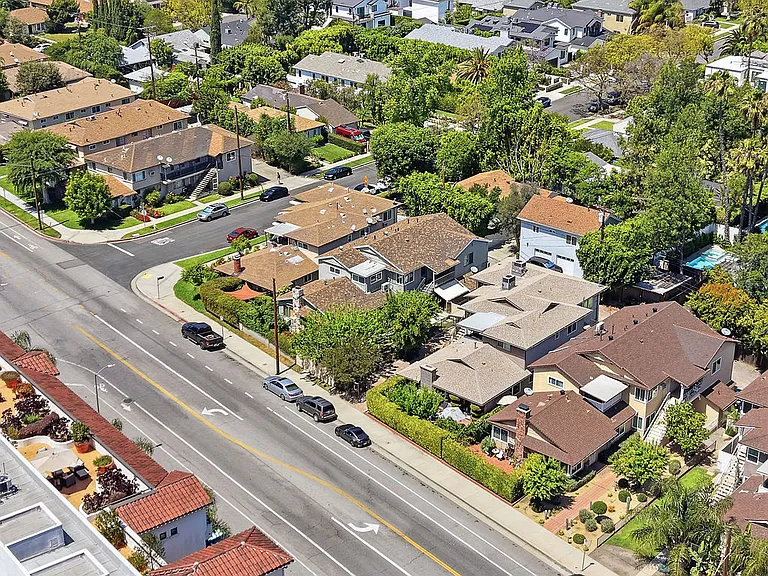 14153 Moorpark St — Photo 25