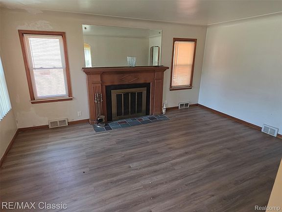 4th image of 17350 Annott St