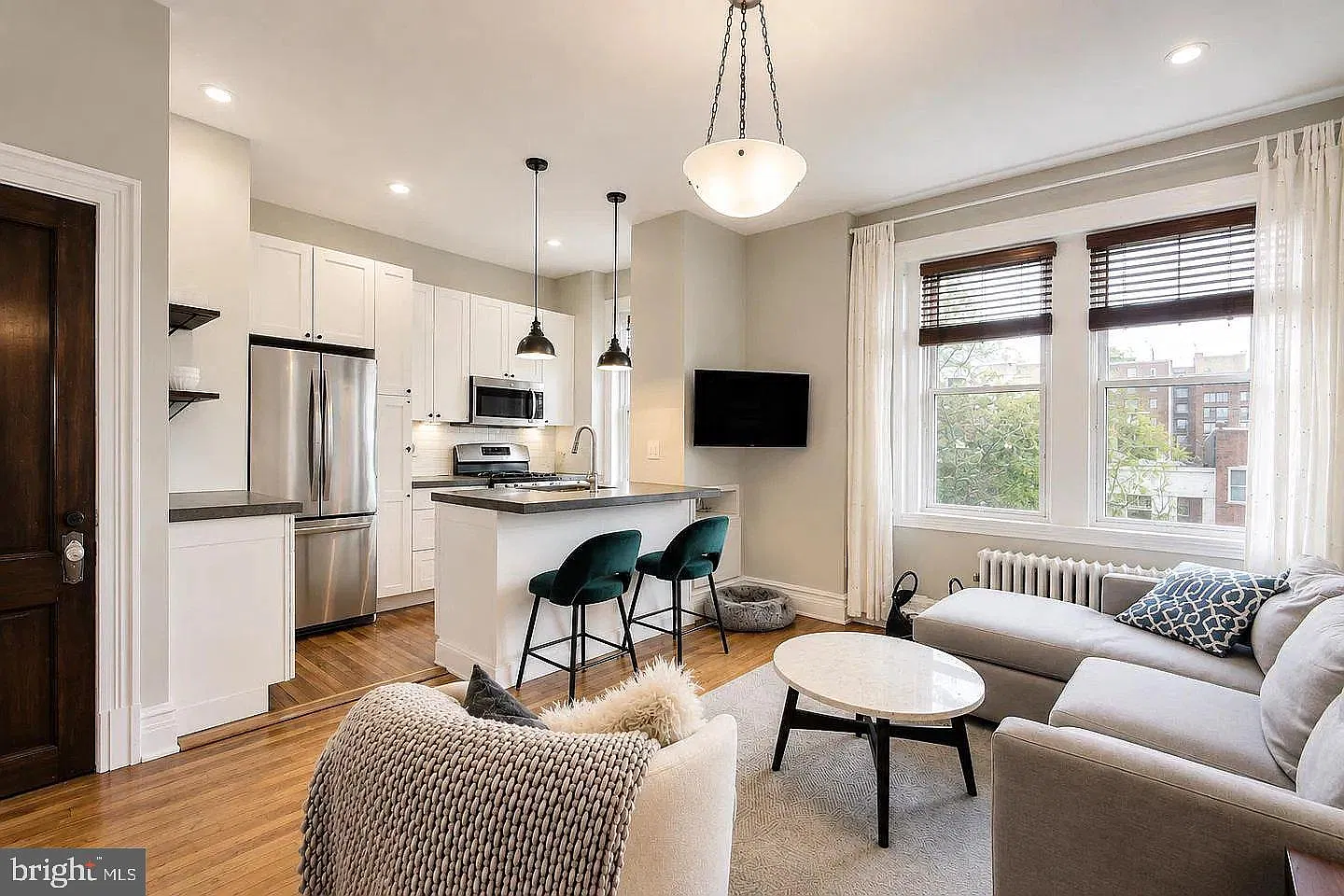 1 bed, 1.0 bath, 845 sqft, $2,350 — Photo 2