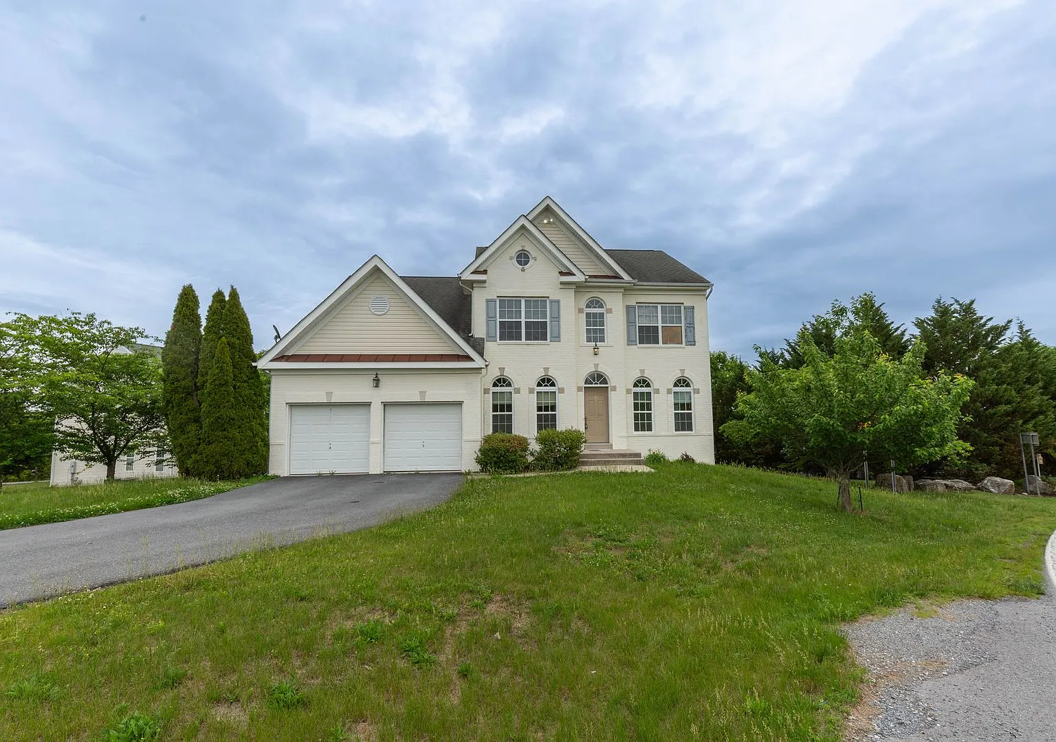 5 Bed, 3.5 Bath, Single Family Home in Martinsburg, WV — Photo 3