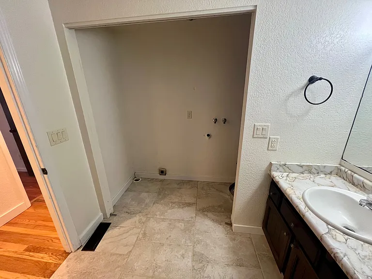 2570 Aztec Ave — Photo 12