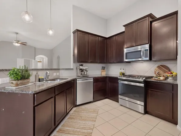 499 Eagle Brook Ln, Buda, TX 78610