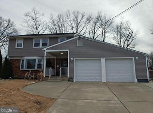 910 Howe Dr, Blackwood, NJ 08012