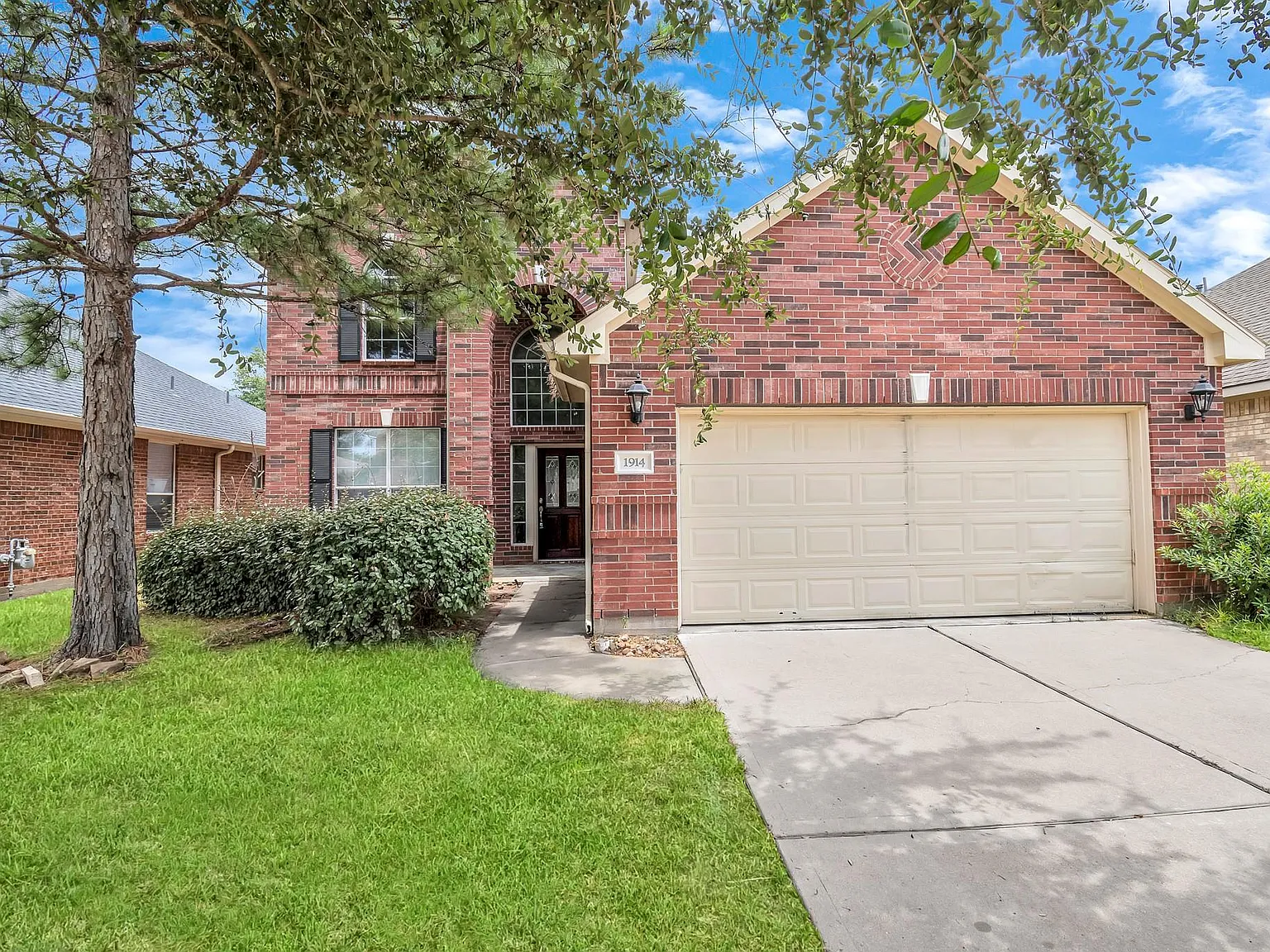3 bed, 2.5 bath, 2764 sqft, $2,400 — Photo 2