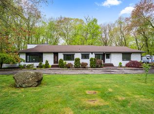 1066 Racebrook Rd, Woodbridge, CT 06525