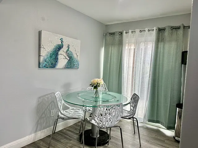 3 bed, 1000 sqft, $3,700 — Photo 2