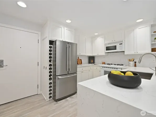 3121 W Government Way APT 205, Seattle, WA 98199