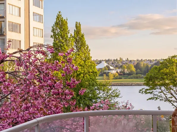 1406 Harwood St #302, Vancouver, BC V6G 1X5