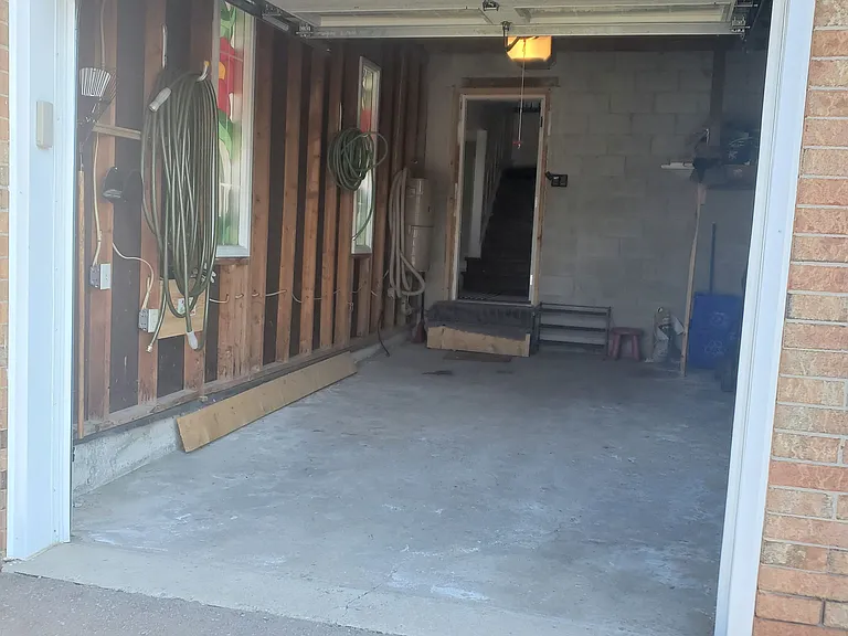 104 Houseman Cres — Photo 31