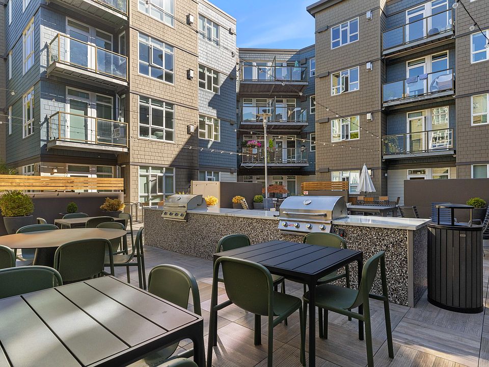 Grill and Picnic Area at 128 on State Apartments in Kirkland, WA 98033