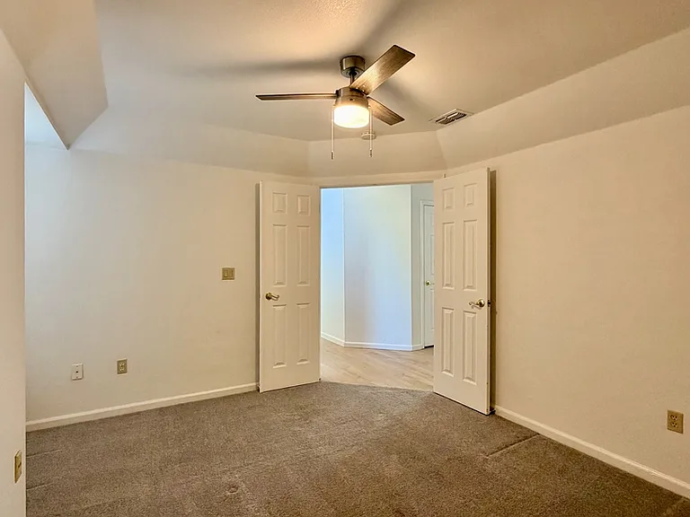 5663 Montclair Cir — Photo 18