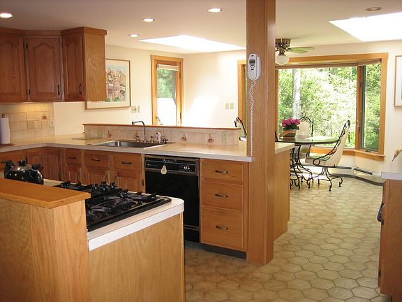 Cook's kitchen, skylite dining area with plenty of windows