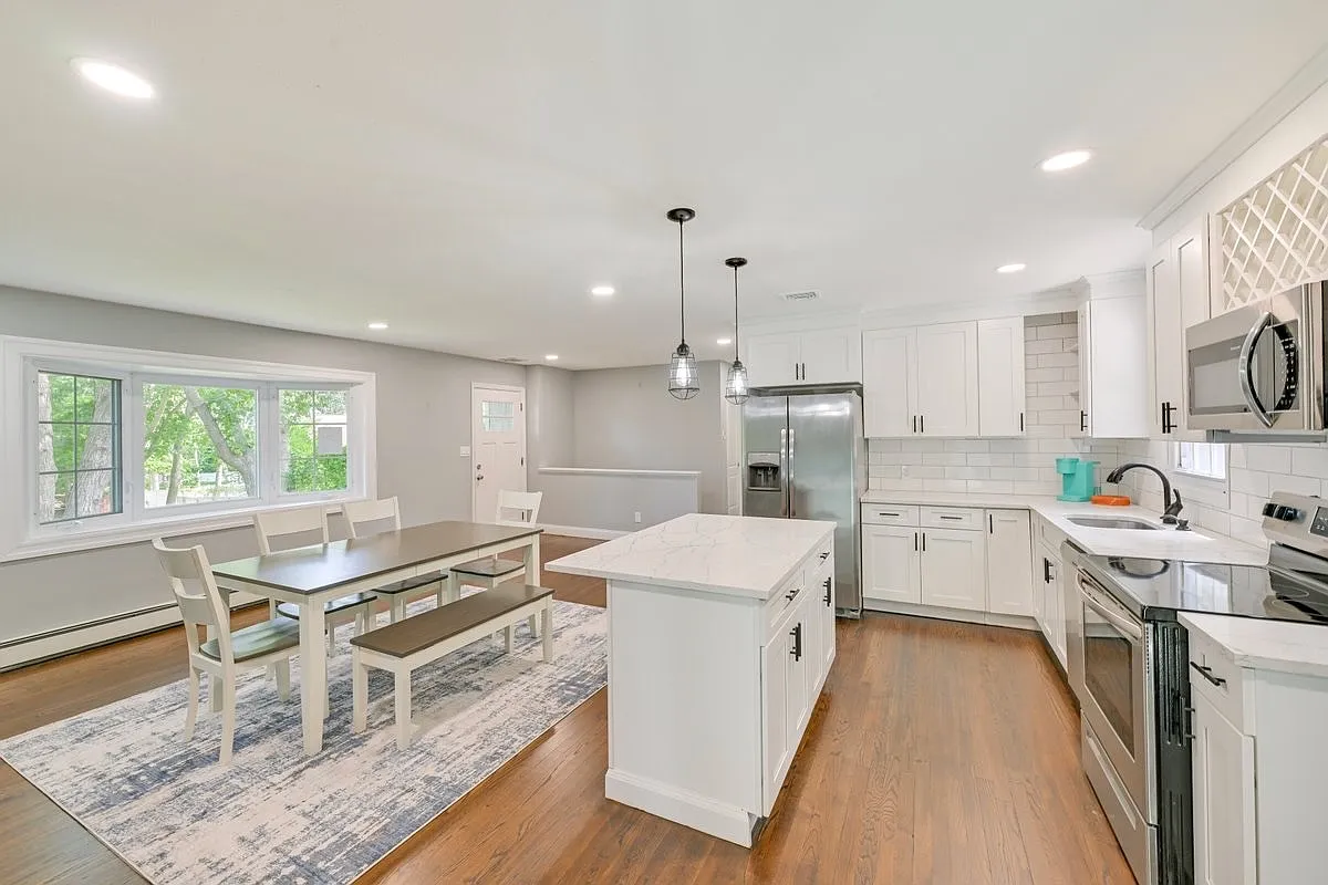 Hampton Beach House with Private Yard & Heated Pool — Photo 4
