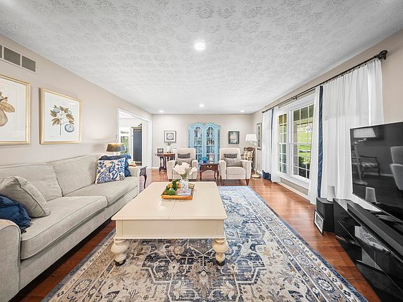 4th image of 100 Meadowlark Ct