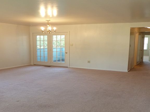 Liv Rm Looking Toward Doors to Deck