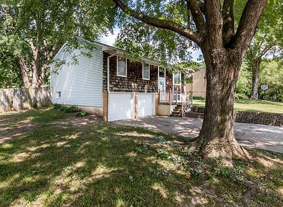 3rd image of 304 Young St