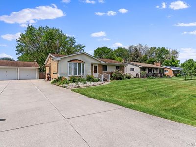 2126 Deerfield Dr, Flint, MI, 48532
