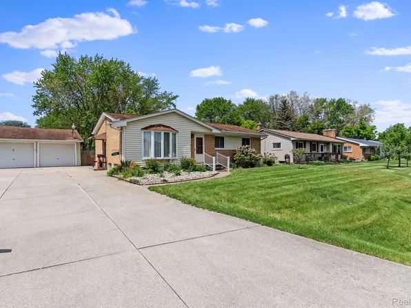 2126 Deerfield Dr, Flint, MI 48532