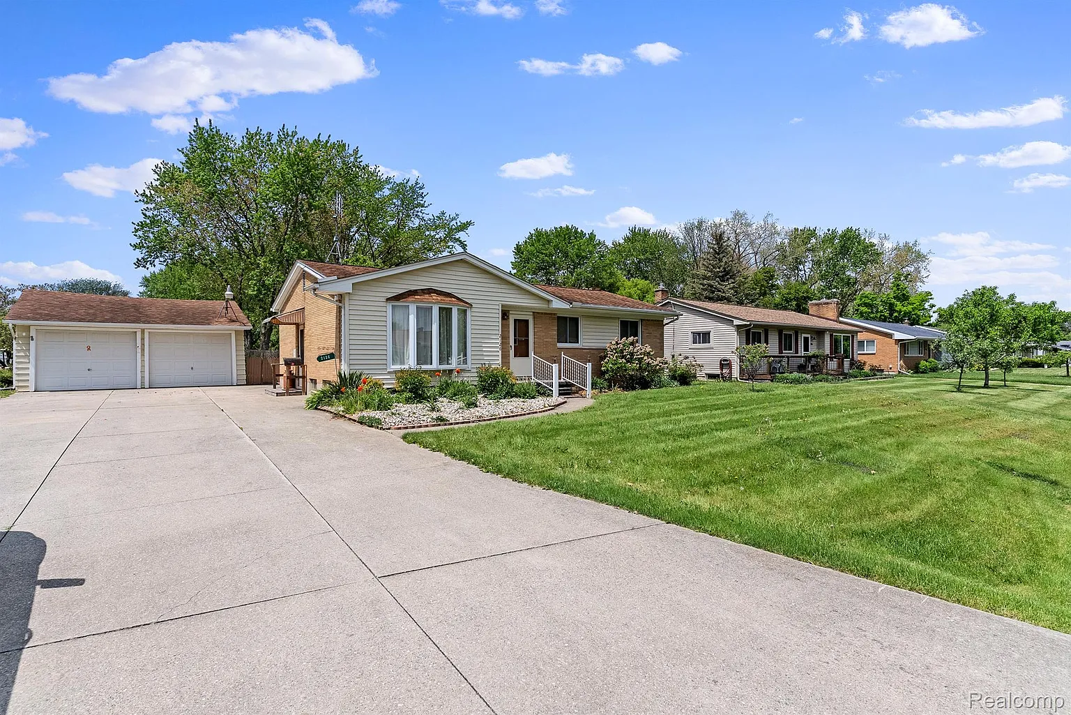 2126 Deerfield Dr photo 1