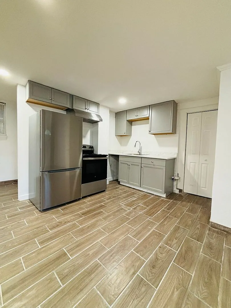 Brand New Renovated Studio with Private Parking — Photo 1