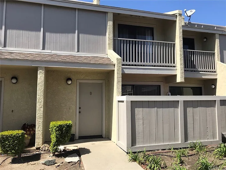 1113 W Cypress Ave — Photo 1