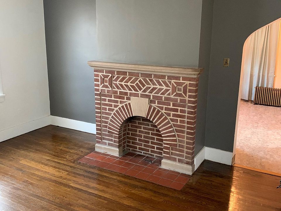 Flowing Hardwood floors and Great Character