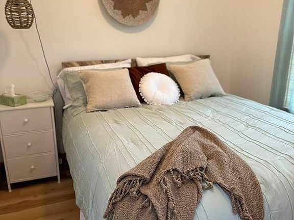 5th image of 101 Honeysuckle Ln