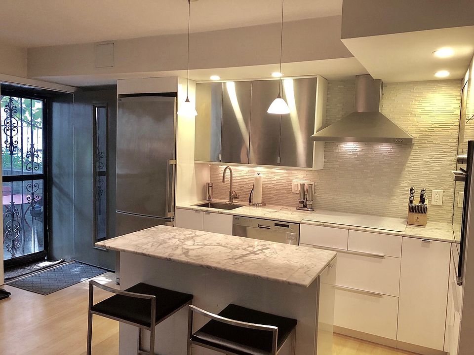 Kitchen/Entrance