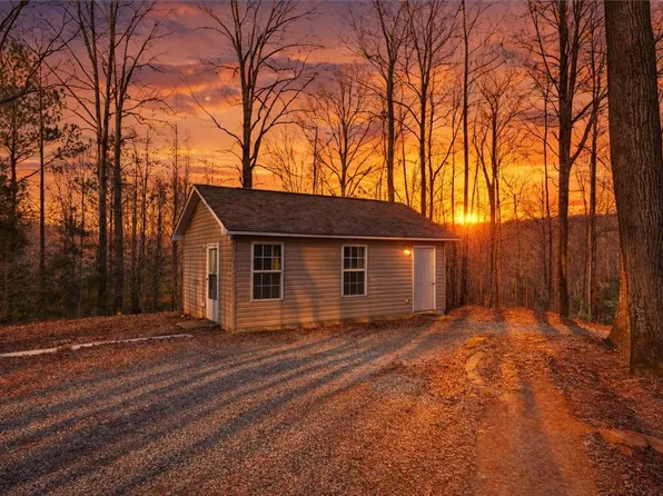 831 Neighborhood Rd, Wellford, SC 29385