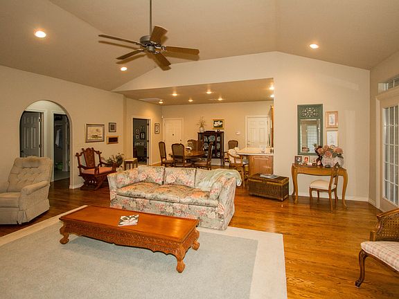 4th image of 420 Foxwoods Dr