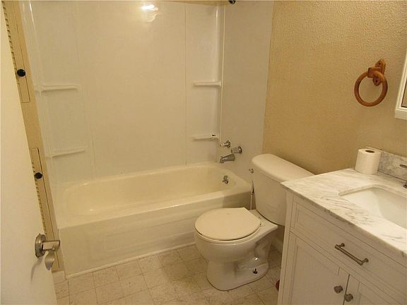 4th image of 828 Brown Ave