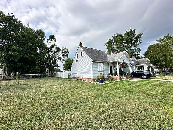 3rd image of 653 Leblanc St