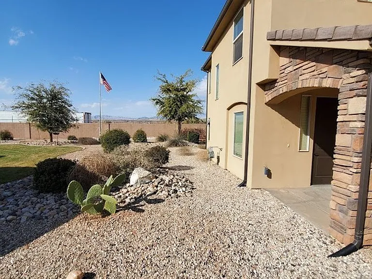 671 N Bluffview Cir — Photo 6