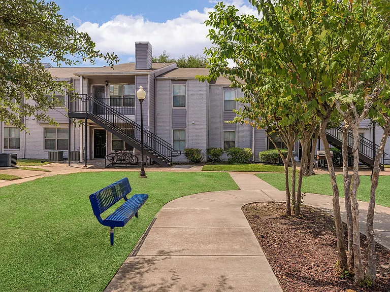HollyView Apartments — Photo 1