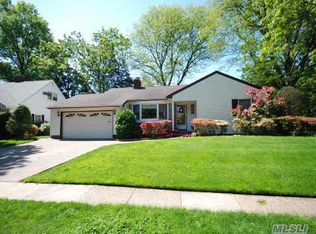 42 Yale St, Garden City, NY 11530