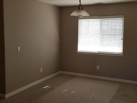 4th image of 11820 Ivy Ave