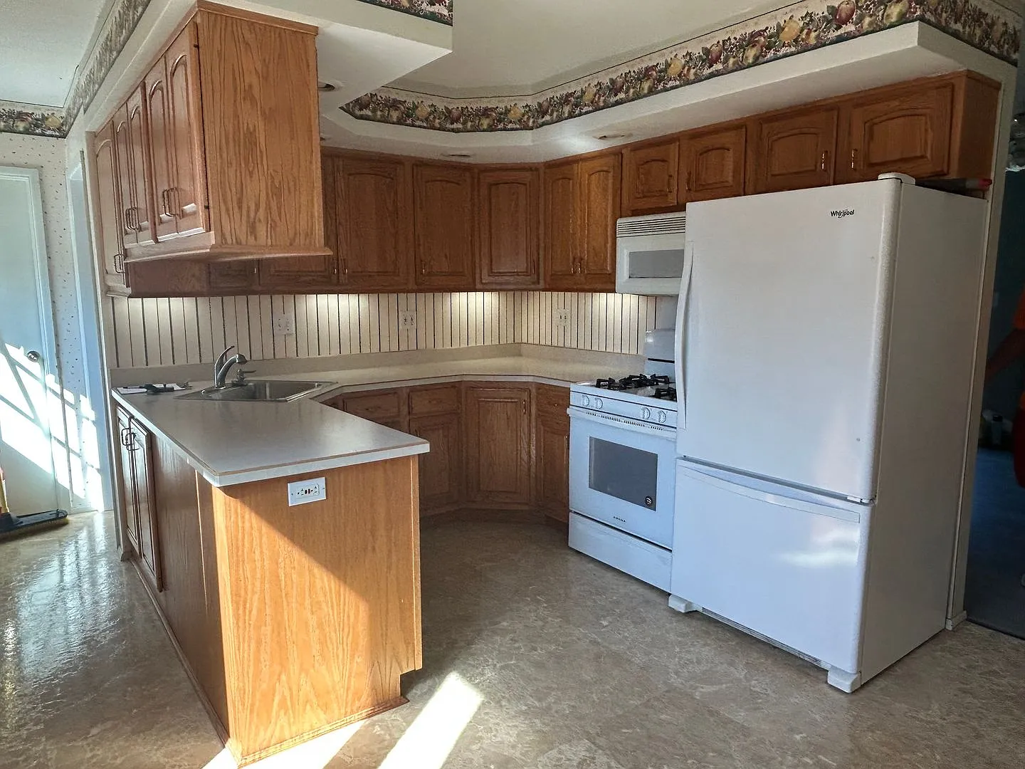 Spacious 3 Bedroom, 2 Bath Home — Photo 2