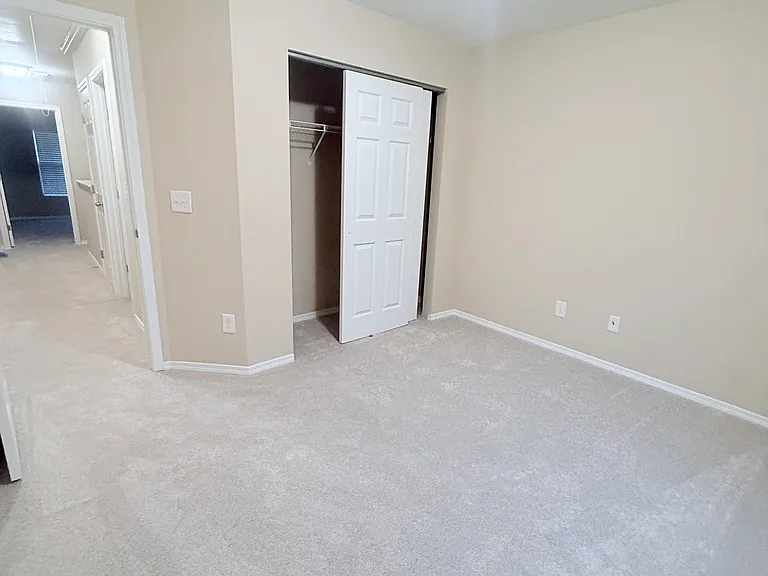 412 Longchamp Ln — Photo 18