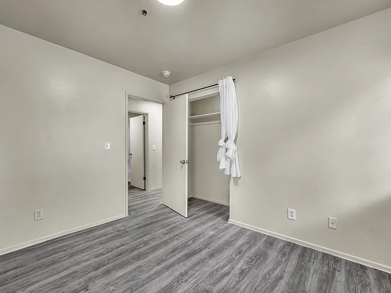 5243 Huntington Dr N #5 — Photo 11