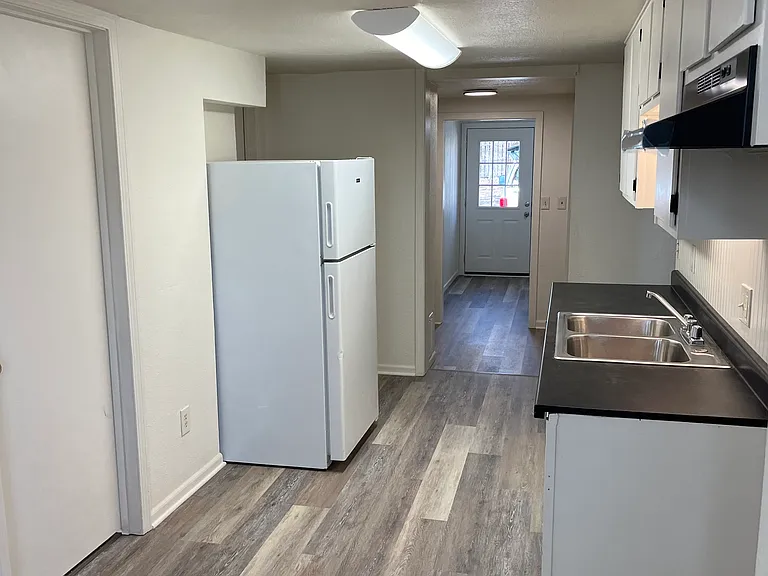 814 S Crysler Ave — Photo 3