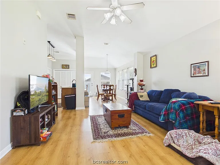 1006 Crested Point Dr — Photo 2
